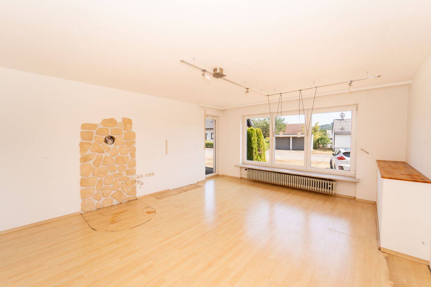 modernisierte EG-Wohnung in 2-Familienhaus – 4 Zimmer, Gartengrundstück, Speicher und Doppelgarage, 79774 Albbruck