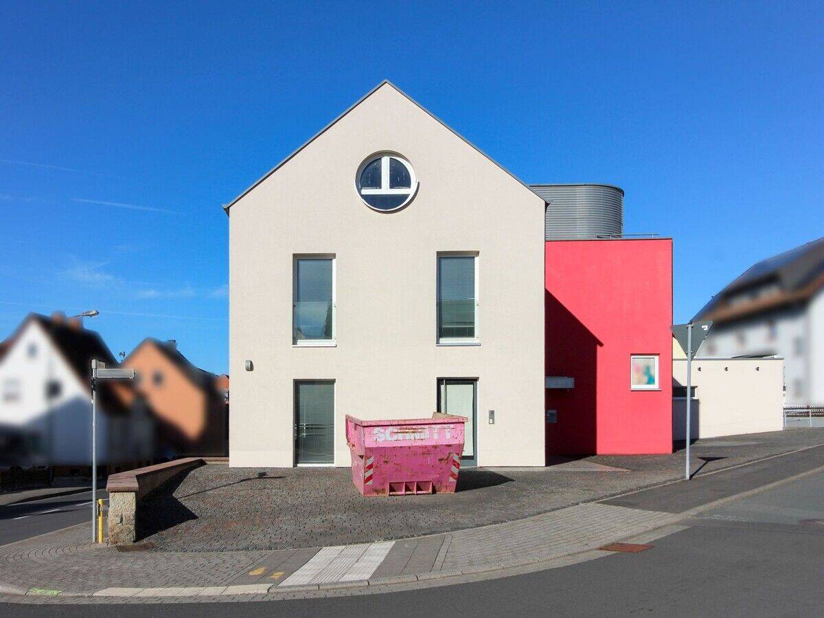 Kernsanierte 2-Zimmer-Wohnung mit Dachterrasse in Petersberg, 36100 Petersberg