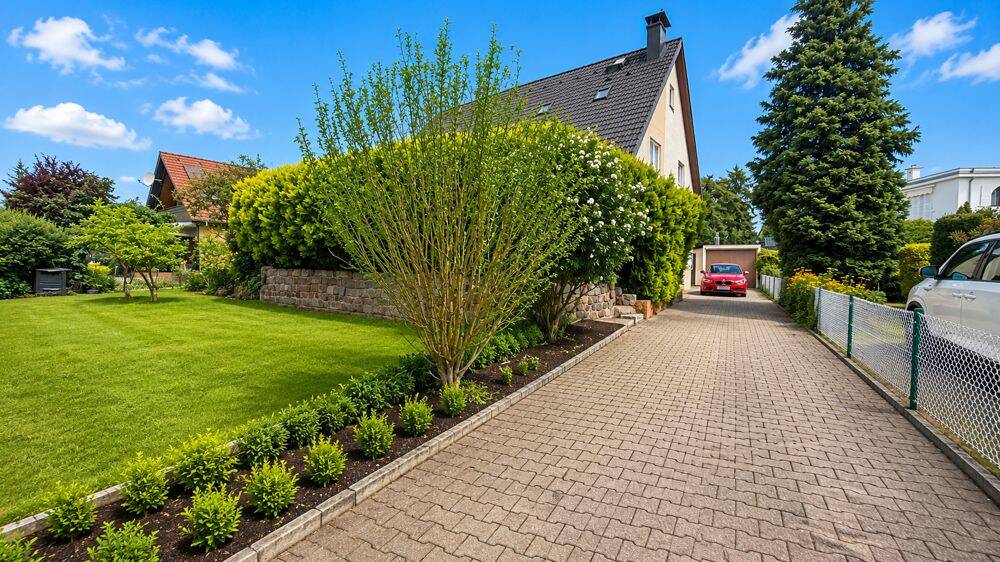 Modernes Doppelhaushälfte mit Garten, Terrasse, Garage, Sauna und ausgebautem Dachgeschoss