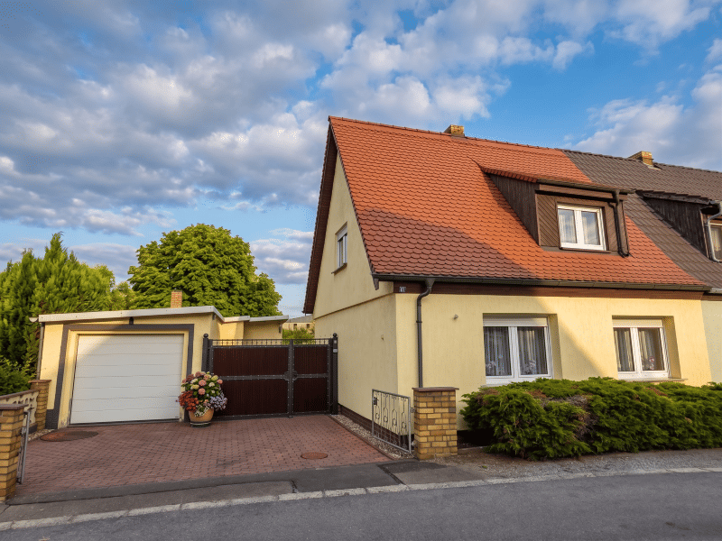 Großzügige Doppelhaushälfte mit Wintergarten, zwei Garagen und separater Wohnebene, 4838 Eilenburg