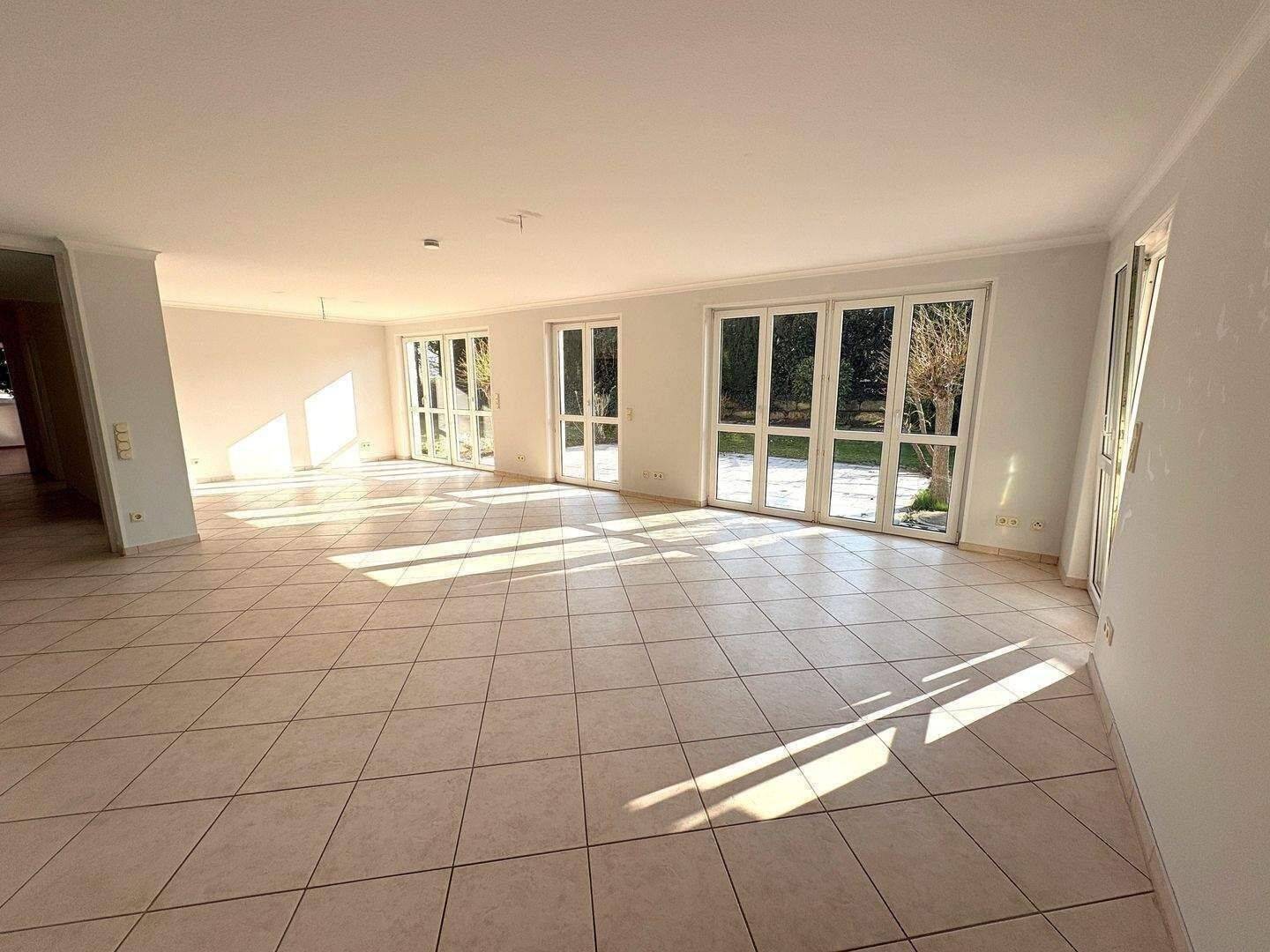 Exklusives Wohnen im Grünen! Sehr schöne 4-Zi.-Erdgeschosswohnung mit traumhaften Garten und großzügigen Grundriss im – Stadtteil Gaismannshof, 90431 Nürnberg