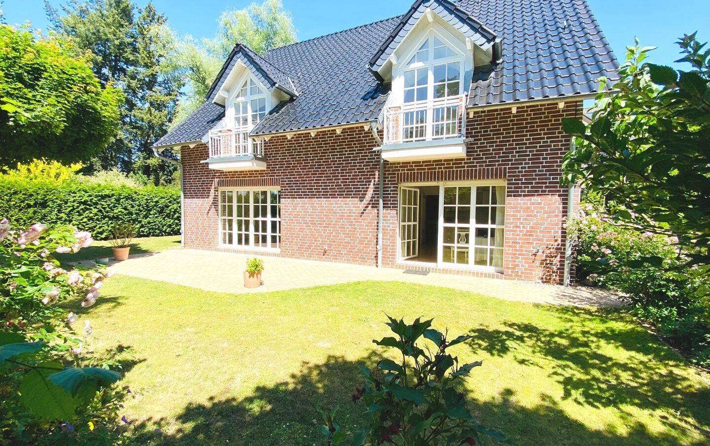 Lichtdurchflutetes, großzügiges 7-Zi-Landhaus, ca. 350 m² Fläche, 3 Etagen, top gepflegt, ruhige Endlage Privatstrasse, Rarität.