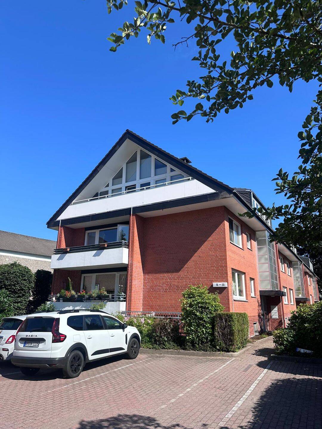 Schöne moderne 4 Zimmer Wohnung mit 2 Balkonen und Kamin in Norderstedt-Garstedt zu vermieten!!!, 22850 Norderstedt
