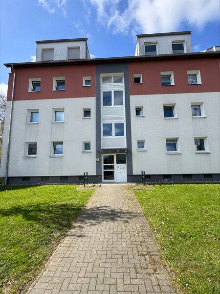 Hochwertig renovierte 2,5-Zimmer-Wohnung mit sonnigem Balkon – jetzt entdecken!