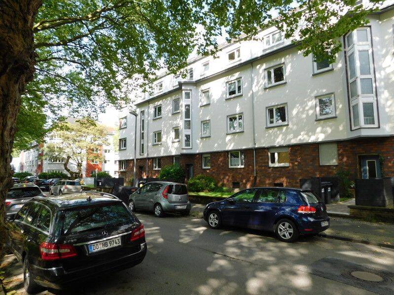 Einzugsbereite neu renovierte 2-Zimmer-Wohnung mit ordentlich Platz und tollem Blick ins Grün!