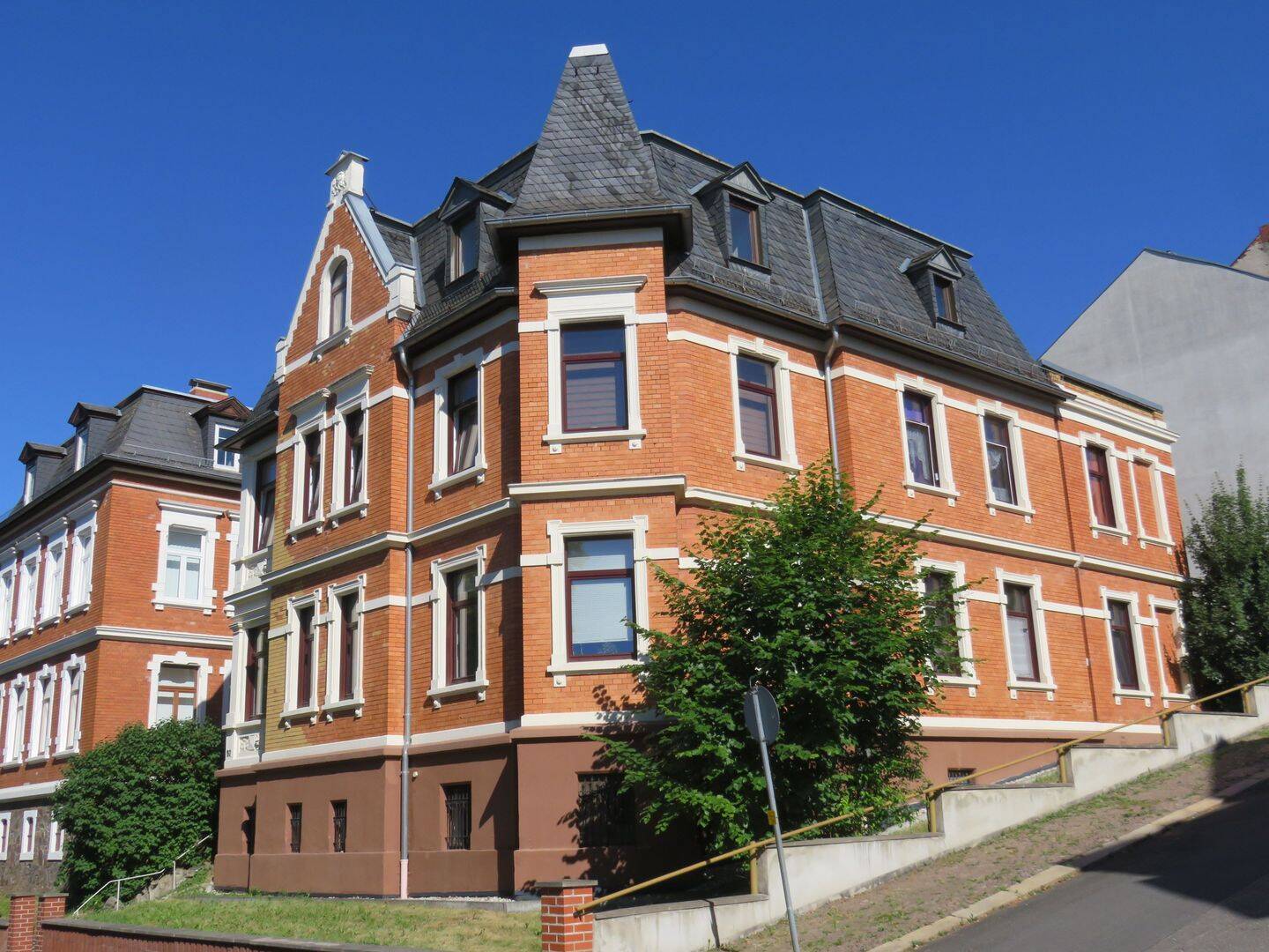 Sanierte 3-Raum-Mietwohnung (DG) in einer zentral gelegenen Stadtvilla von Pößneck mit tollem Blick, 7381 Pößneck