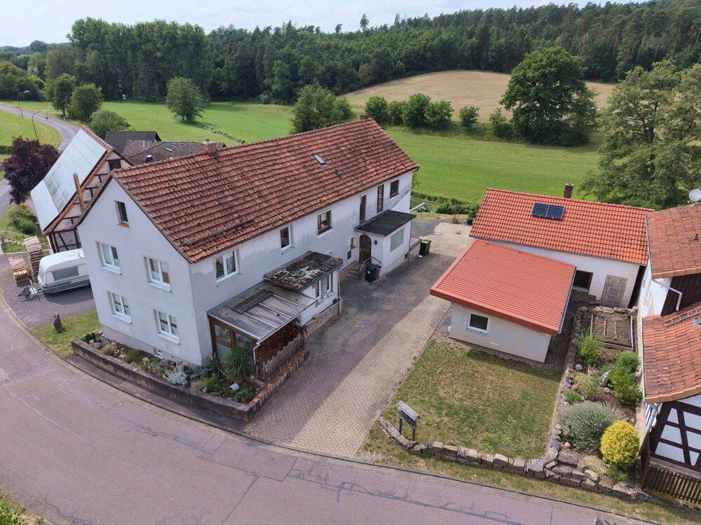 Charmantes Wohnhaus mit teilrenoviertem Anbau und Nebengebäude in idyllischer Lage nahe Coburg, 96479 Weitramsdorf
