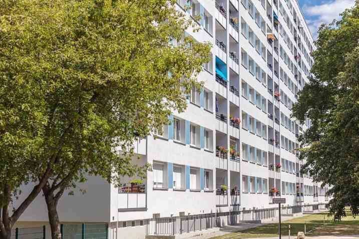 Familienfreundliche 4-Zimmer-Wohnung, Küche mit Tresen, Bad mit Wanne – 1307 Dresden – Bild 1 von 1