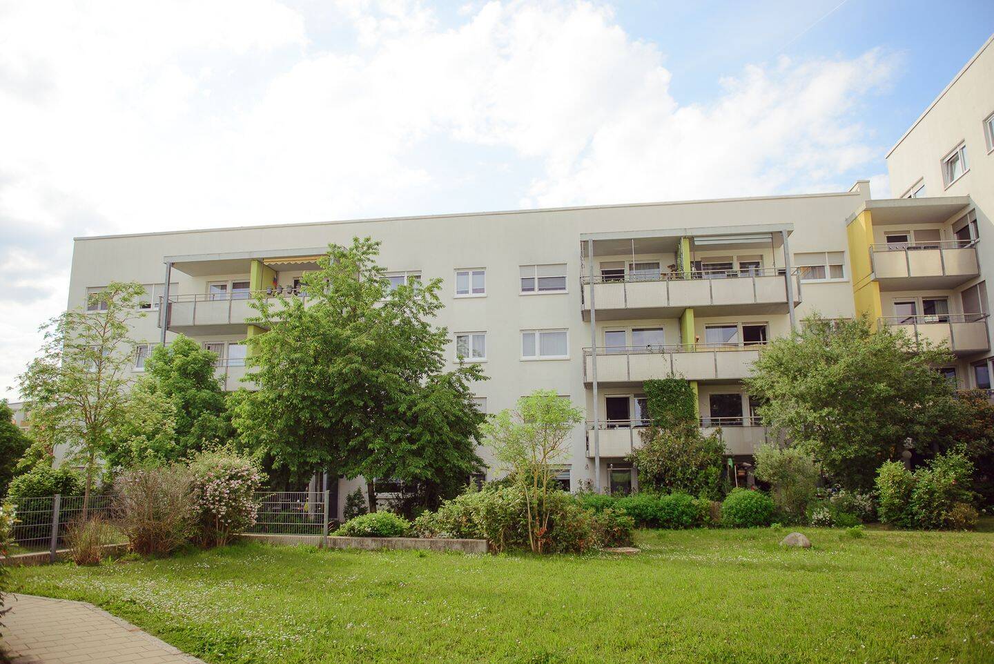 Stilvolle 3,5-Zimmer-Wohnung mit großem Balkon zum Innenhof, 93055 Regensburg (Brandlberg-Keilberg Burgweinting-Harting Innenstadt Ostenviertel Schwabelweis)