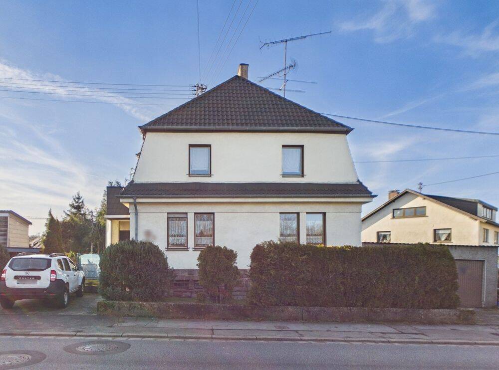 Friedrichsthal-Bildstock: Freistehendes Ein-/Zweifamilienhaus mit 177 m², Garten & 2 Garagen, 66299 Friedrichsthal