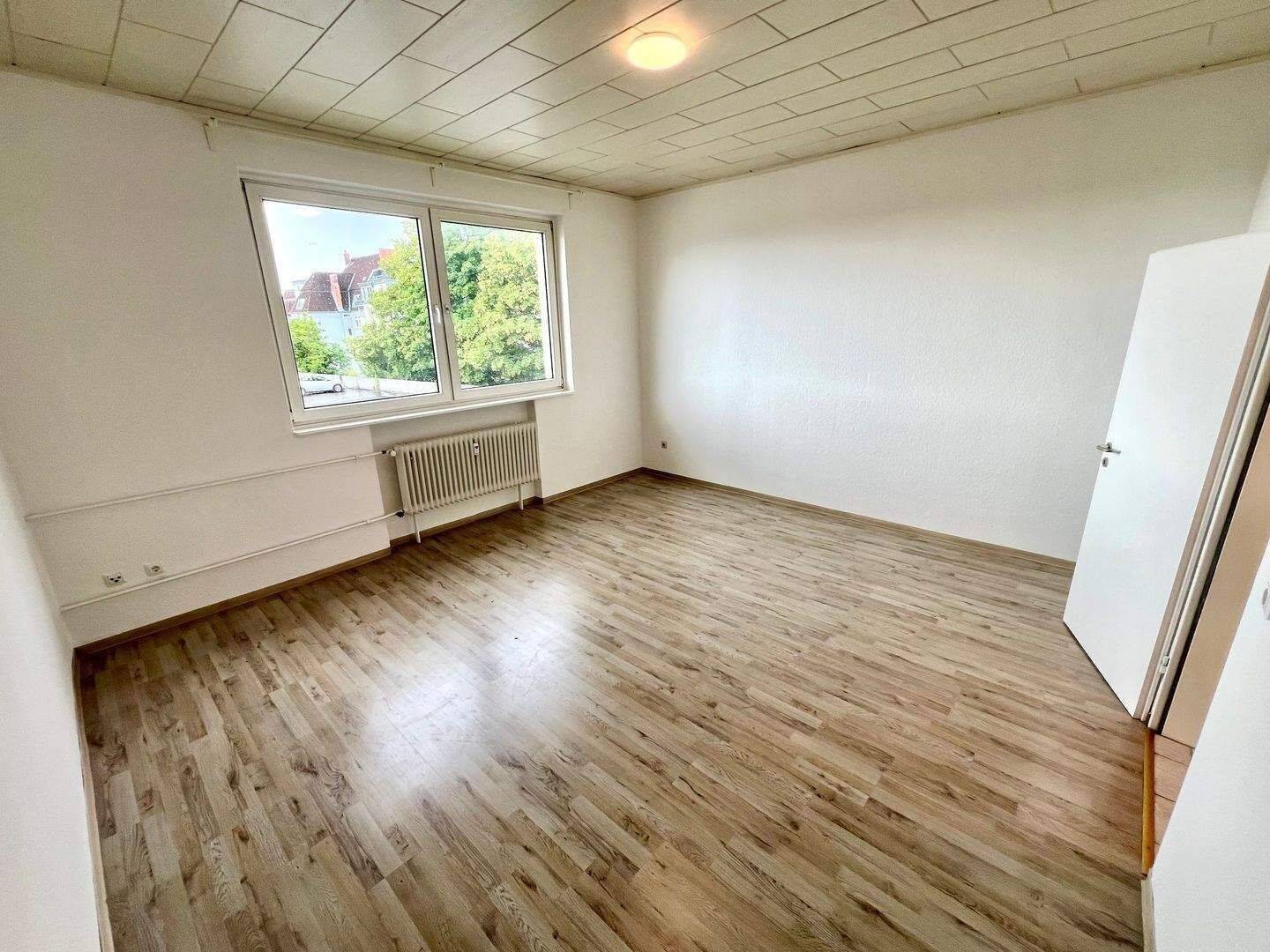 Großzügige 1-Zimmer-Wohnung Saniert mit schönem Ausblick, Aufzug, Stellplatz, 24103 Kiel (Altstadt Damperhof Exerzierplatz Vorstadt)