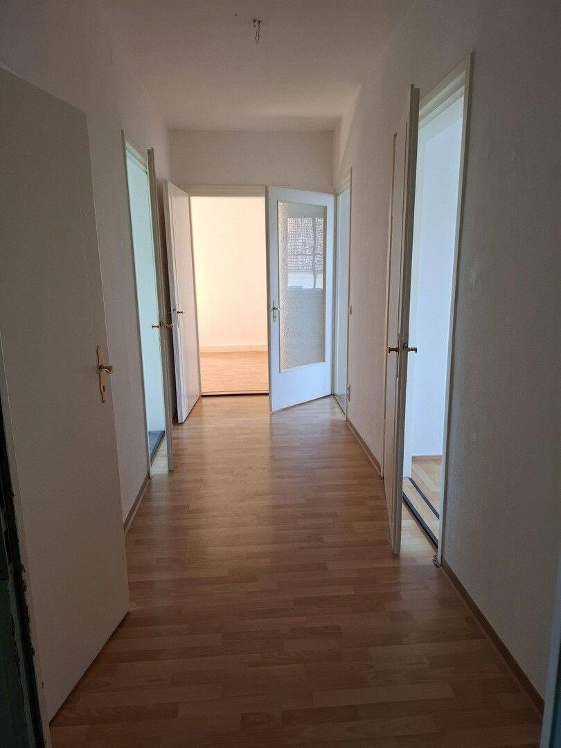 3-Raum-Wohnung, große Küche, 1.OG rechts, Bad mit Fenster, Wanne und Dusche / ALG + BG möglich, 2782 Seifhennersdorf