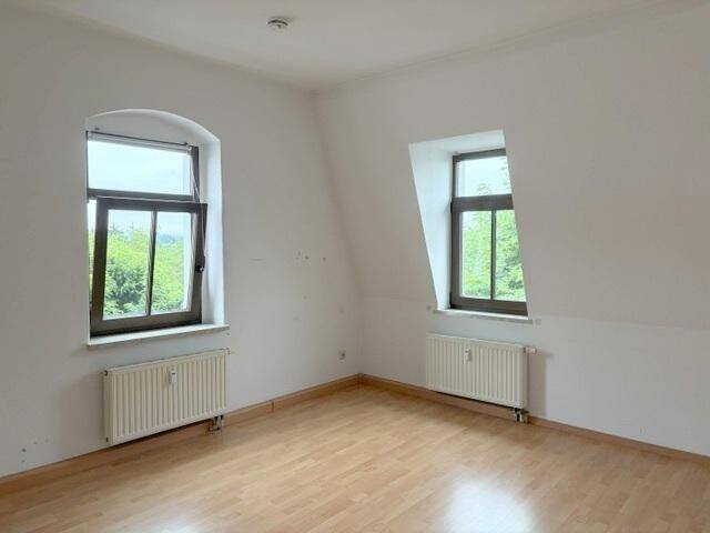 Optimal für 1 ruhige Person: Freundliche 2-Zimmer-Wohnung im 2.OG mit Laminatboden & Bad mit Dusche, 1445 Radebeul