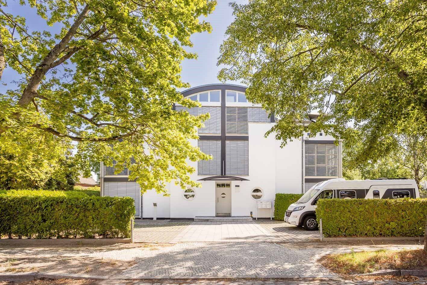 Architektenhaus – DG-Wohnung mit zwei Terrassen, Pkw-Stellplatz und Gartenmitbenutzung!, 12305 Berlin (Tempelhof-Schöneberg Buckow Lichtenrade)