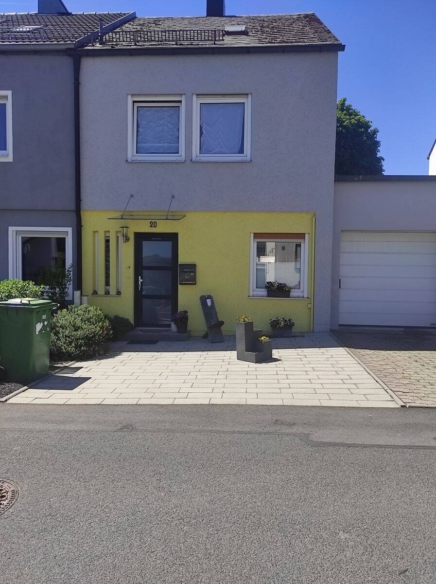 Gepflegtes Reihenmittelhaus mit kleinem Garten, 95666 Mitterteich