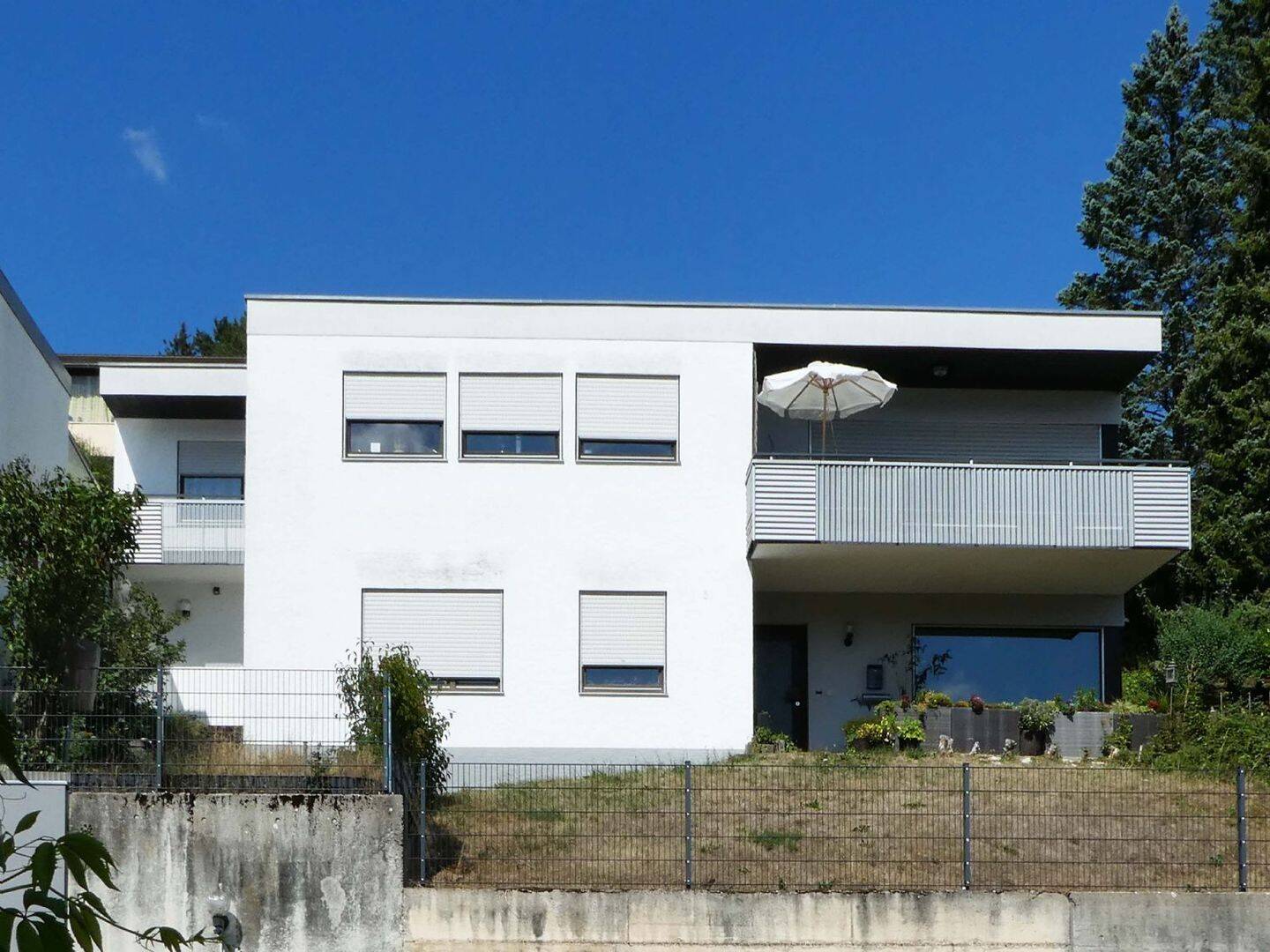 AUMÜLLER-Immobilien – Modernes EFH in Hanglage mit Einliegerwohnung und fantastischem Fernblick, 88529 Zwiefalten