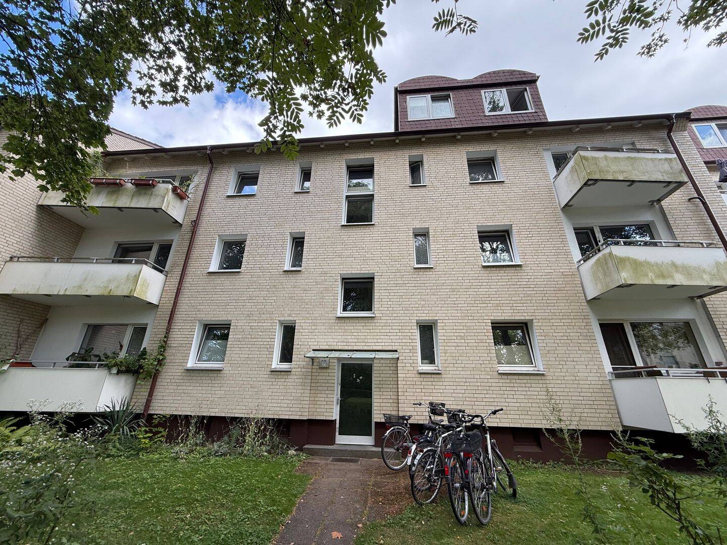Gut geschnittene und helle 2-Zimmerwohnung mit Balkon in Ahrensburg, 22926 Ahrensburg