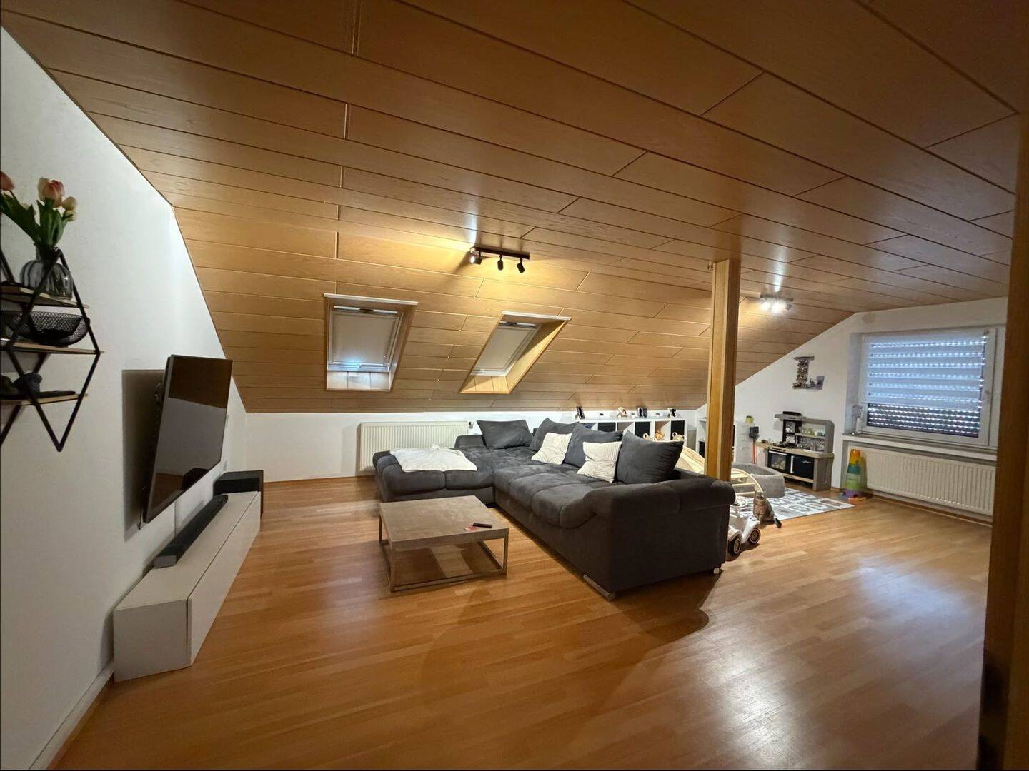 Dachgeschosswohnung in Zweifamilienwohnhaus, 89340 Leipheim