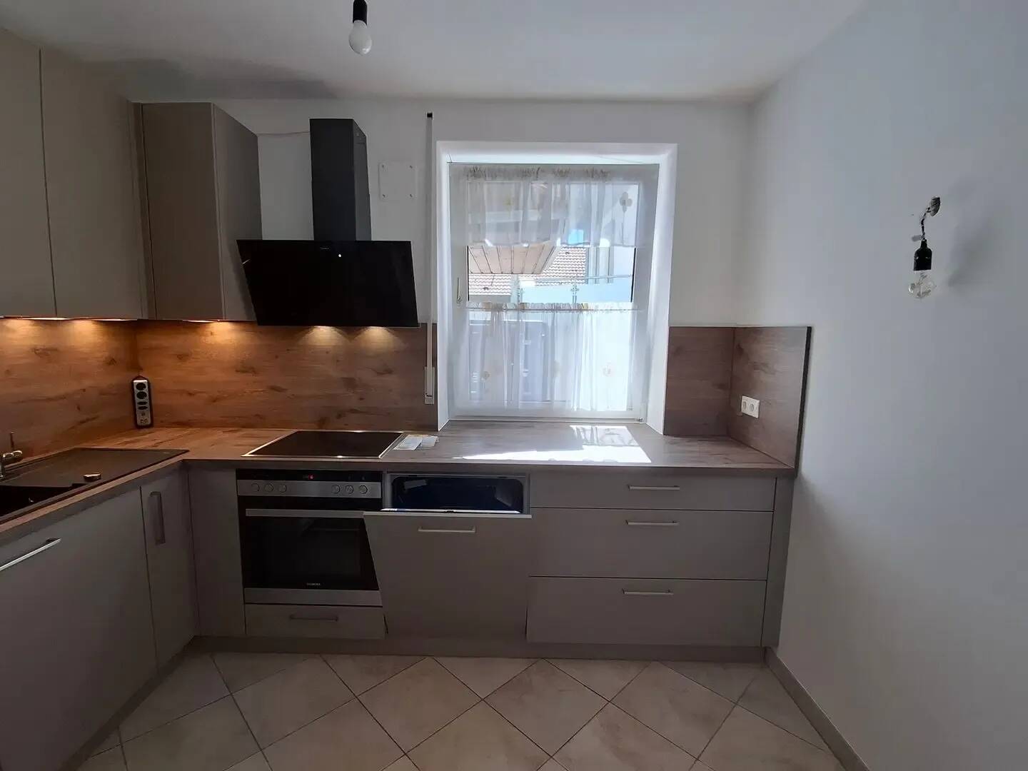 Schöne helle 2,5-Zimmer-Wohnung mit Balkon, Einbauküche und Hobbyraum, 91074 Herzogenaurach