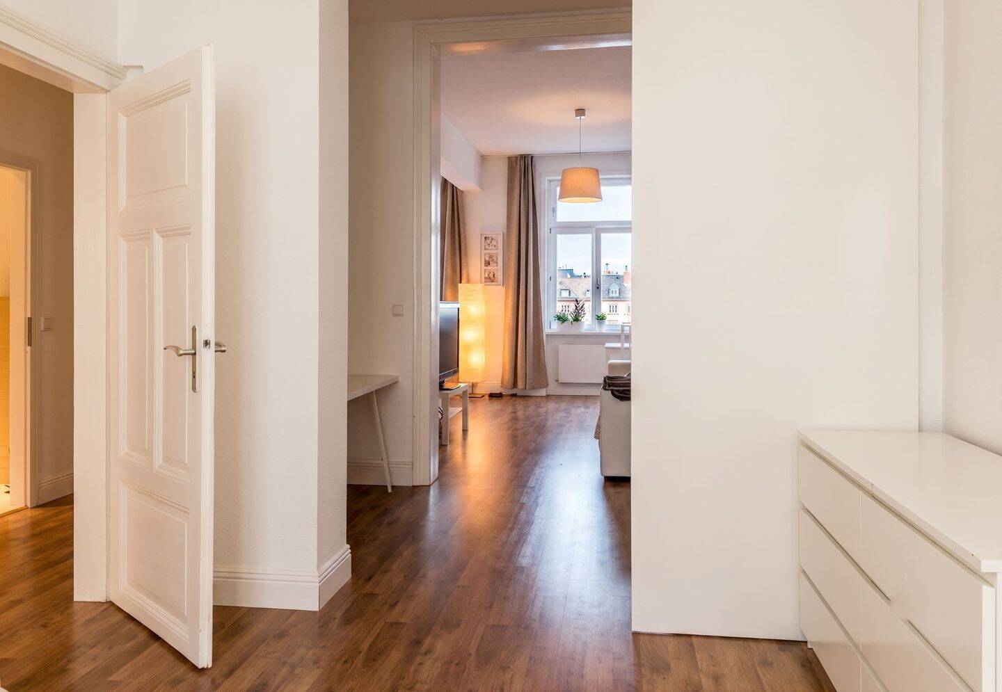 Lichtdurchflutete 3-Zimmer-Altbauwohnung mit offenem Wohnkonzept in begehrter Mainlage, 60594 Frankfurt am Main (Sachsenhausen)