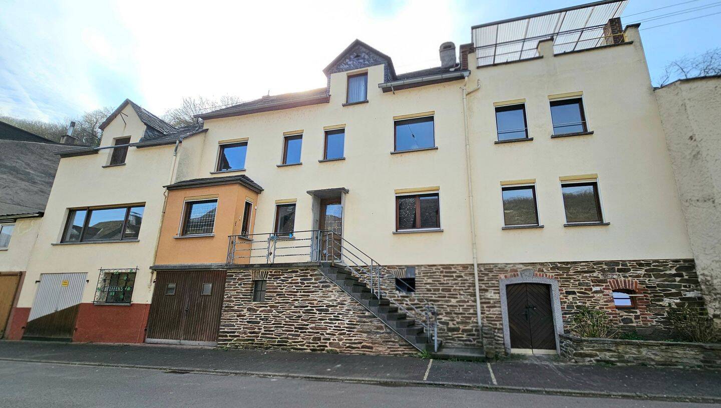 Großzügiges Einfamilienhaus mit Garage, Terrasse und großem Gartengrundstück in Briedel/Mosel, 56867 Briedel