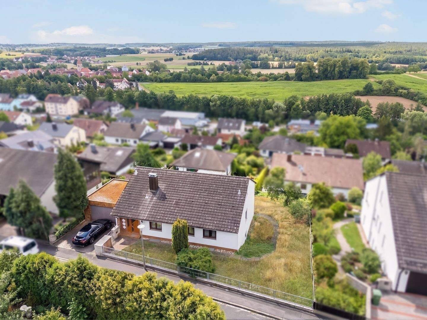 Fernblick inklusive – großzügiges Zweifamilienhaus in ruhiger Wohnlage von Ammerndorf, 90614 Ammerndorf