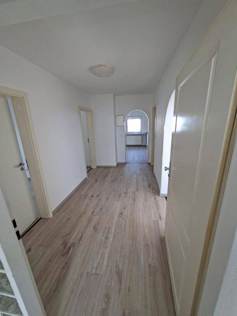 Renovierte 3-Zimmer-Dachgeschosswohnung mit Einbauküche in Erlensee – ab sofort verfügbar, 63526 Erlensee