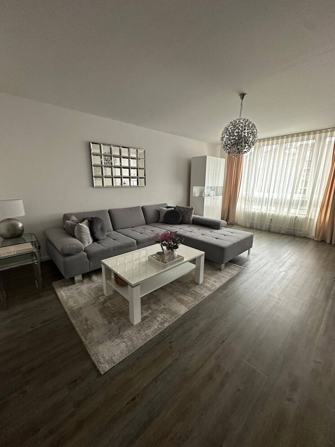 Helle 2-Zimmer-Wohnung mit ca. 72 m², Einbauküche, Wintergarten/Balkon & Garagenstellplatz – 50735 Köln – Bild 1 von 1