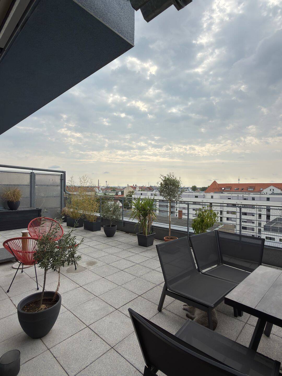 Über den Dächern von Fürth – 2-Zimmer-Wohnung mit 45 m² Süd-Dachterrasse, Klimaanlage & 2 Stellplätzen