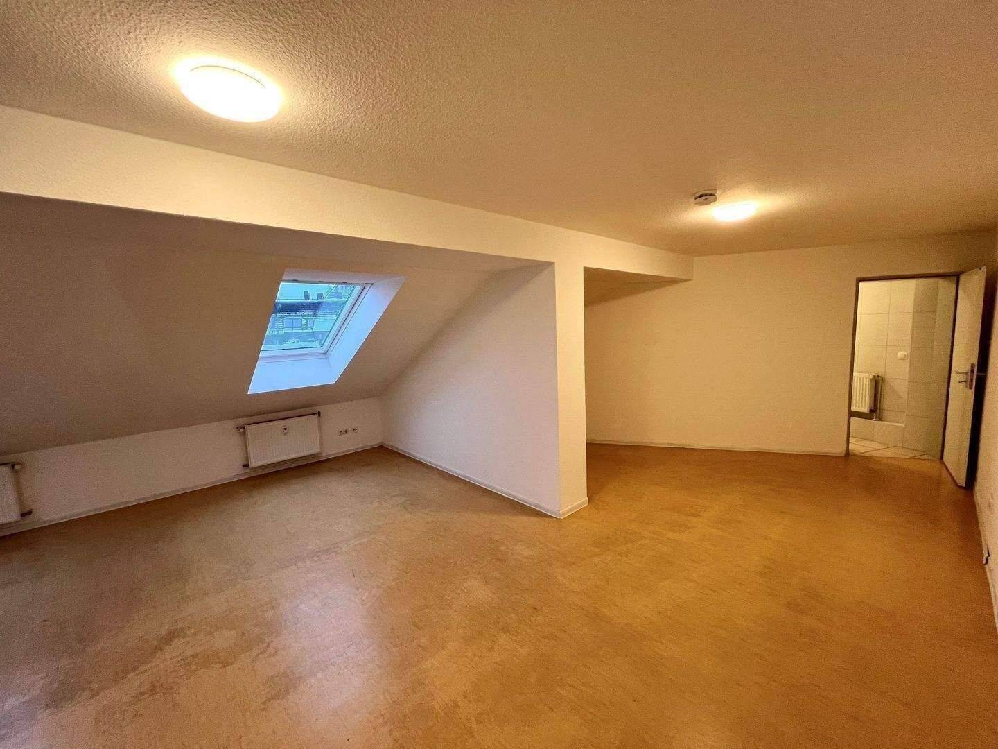 Großzügige 1-Zimmer-Dachgeschoss-Wohnung Saniert mit Aufzug und Stellplatz, 24103 Kiel (Altstadt Damperhof Exerzierplatz Vorstadt)