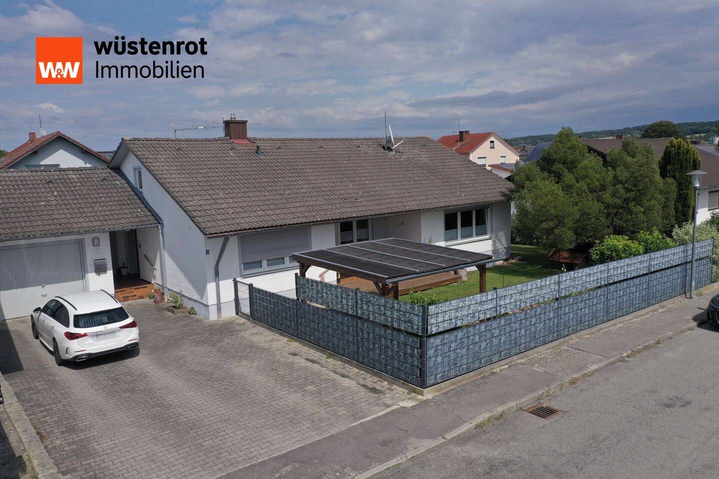 Gepflegter Bungalow mit Garage, überdachter Terrasse und sonnigem Garten in ruhiger Wohnlage in Aham, 84168 Aham