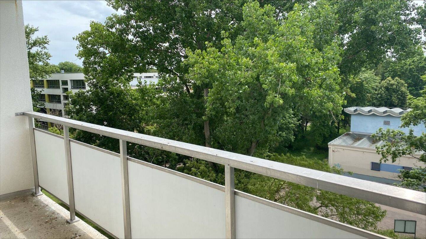 Neu saniert!! Balkon mit Grünblick im 4. Stock mit Aufzug in Halle (Saale), 6124 Halle (Saale) (Saaleaue Südliche Neustadt Westliche Neustadt)