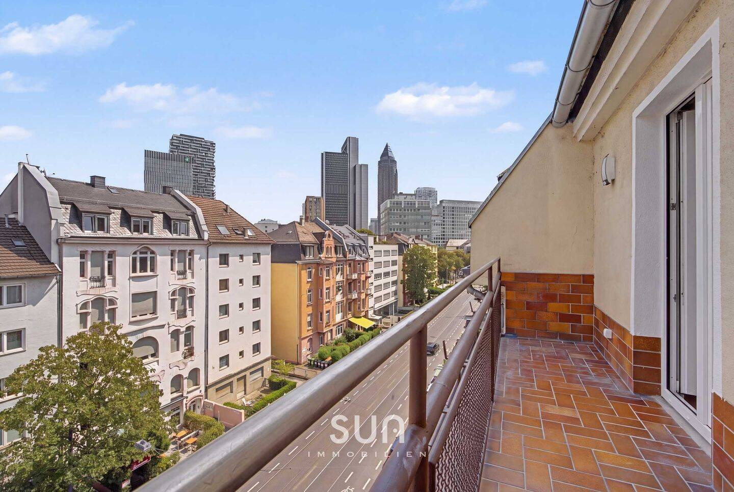 ÜBER DEN DÄCHERN BOCKENHEIMS, DIE SKYLINE ZUM GREIFEN NAH – Erstbezug nach Sanierung mit 65 m², 60486 Frankfurt am Main (Bockenheim Gallus Rödelheim Westend-Süd)