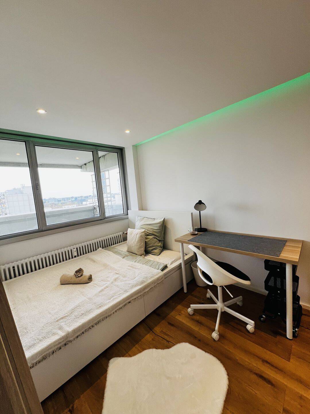(ab 01.10) Voll möbliertes WG-Zimmer in Top-Lage am Olympia-Einkaufszentrum, 80993 München (Moosach)