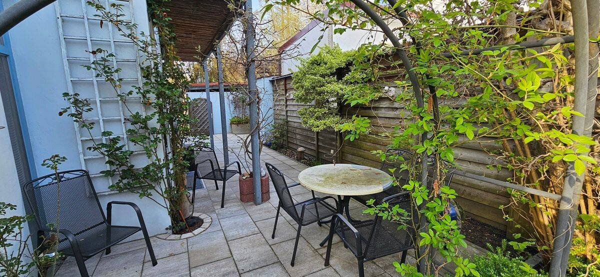 Attraktive 2-3 Zimmer-Gartenwohnung mit Einbauküche und Carport in Erding, 85435 Erding