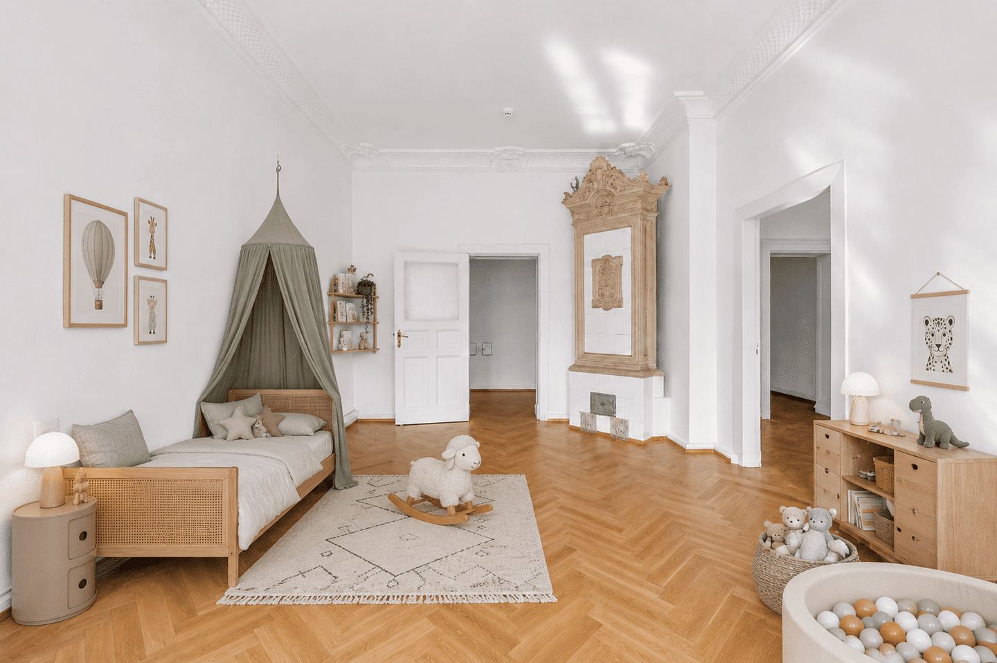Großzügige Altbauwohnung im Vorderhaus mit Balkon & reich verziertem Kaminofen, 12049 Berlin (Neukölln)