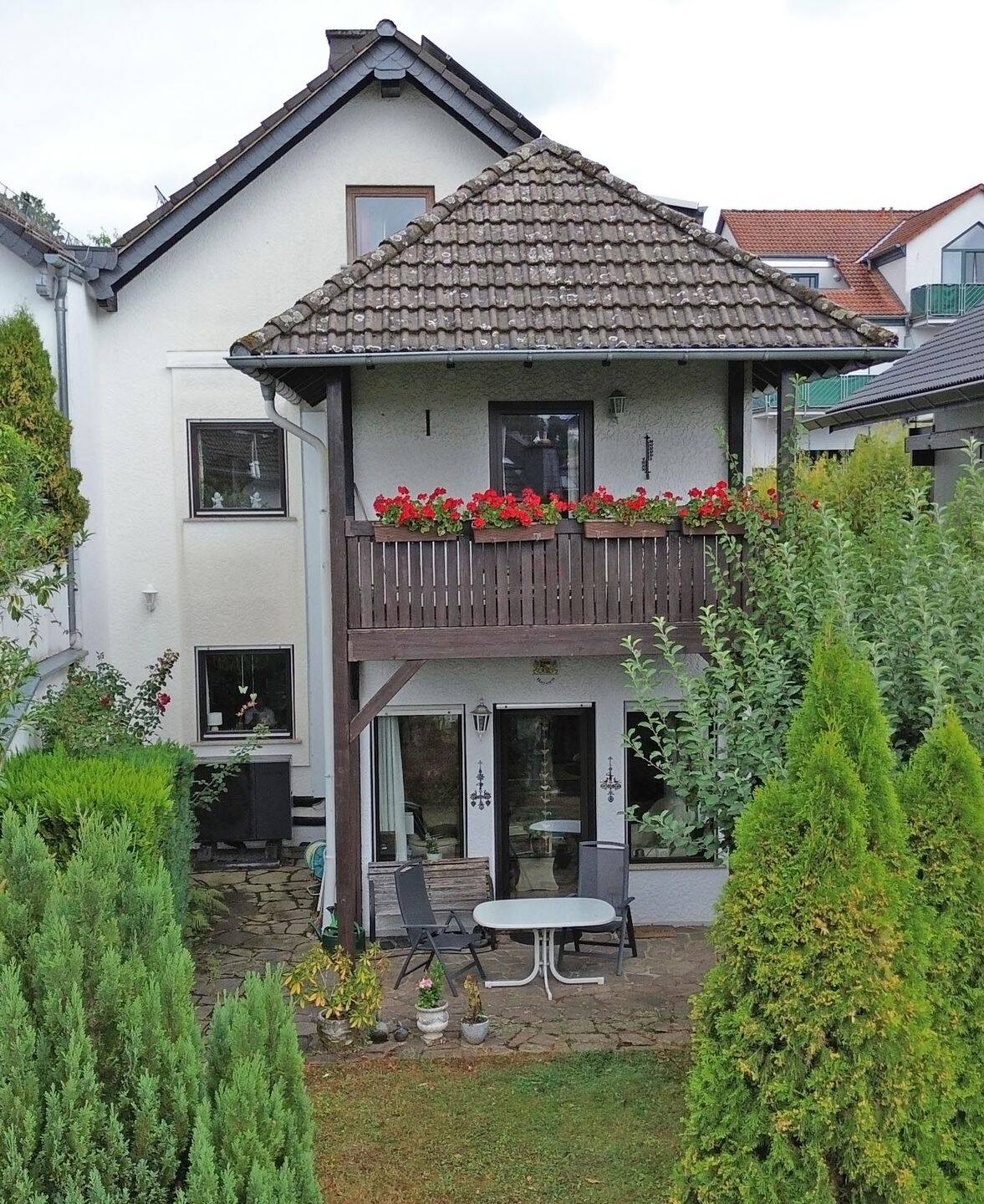 MIT PHOTOVOLTAIK UND WÄRMEPUMPE! Einfamilienhaus mit Einliegerwohnung, 3 PKW-Stellplätze, auf gepflegtem Sonnengrundstück in 65527 Niedernhausen, 65527 Niedernhausen
