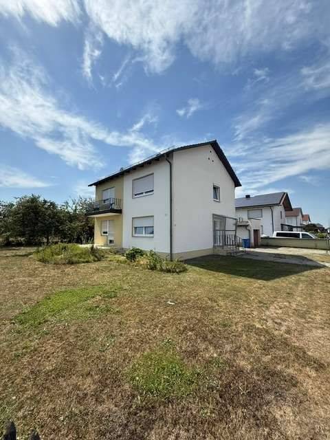 Großzügiges Einfamilienhaus mit viel Platz, großem Garten & Entwicklungspotenzial!, 94569 Stephansposching