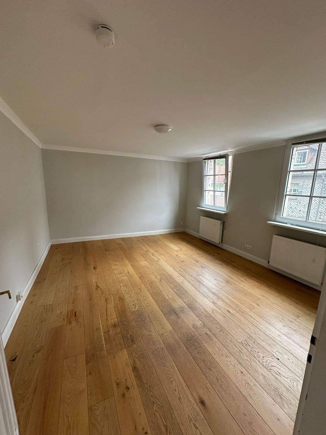 Helle 3-Zimmer-Wohnung mit Einbauküche, Echtholzböden & Tageslichtbad in Fürth