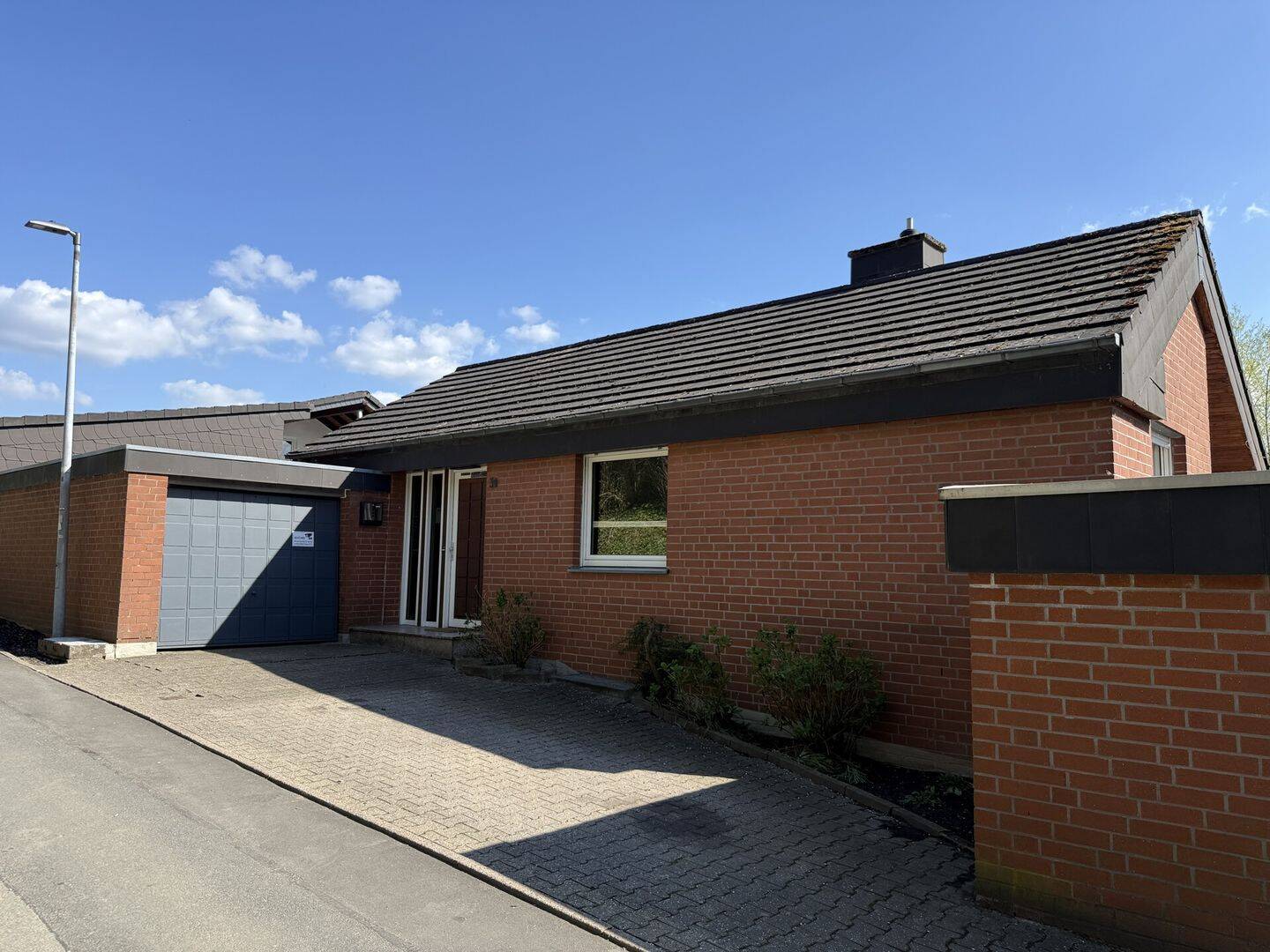 Gepflegtes Einfamilienhaus mit zwei Garagen in Höxter-Lütmarsen, 37671 Höxter