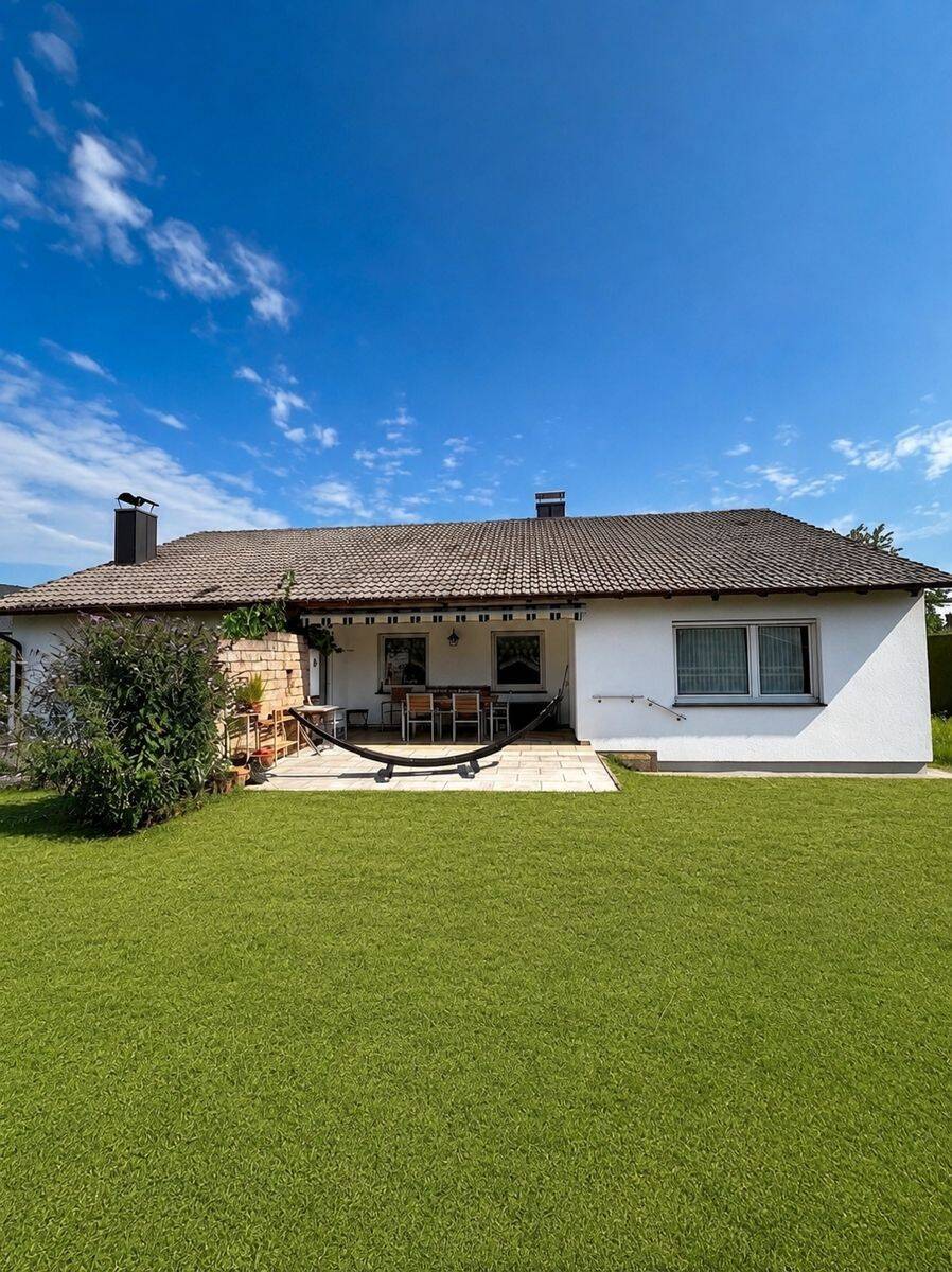 Gepflegter Bungalow mit großem Grundstück und 2 Garagen, 86836 Untermeitingen