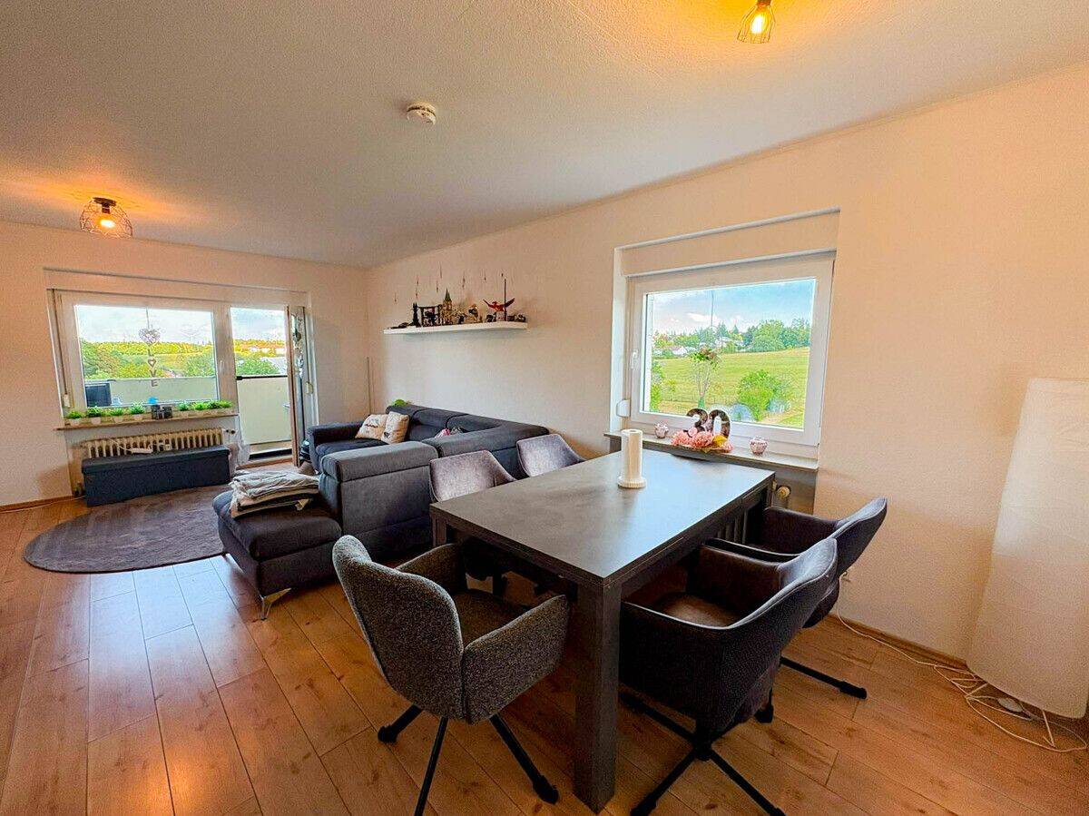 Wohnen mit Weitblick: 3-Zimmer-Wohnung mit Traumaussicht über Dobel, 75335 Dobel