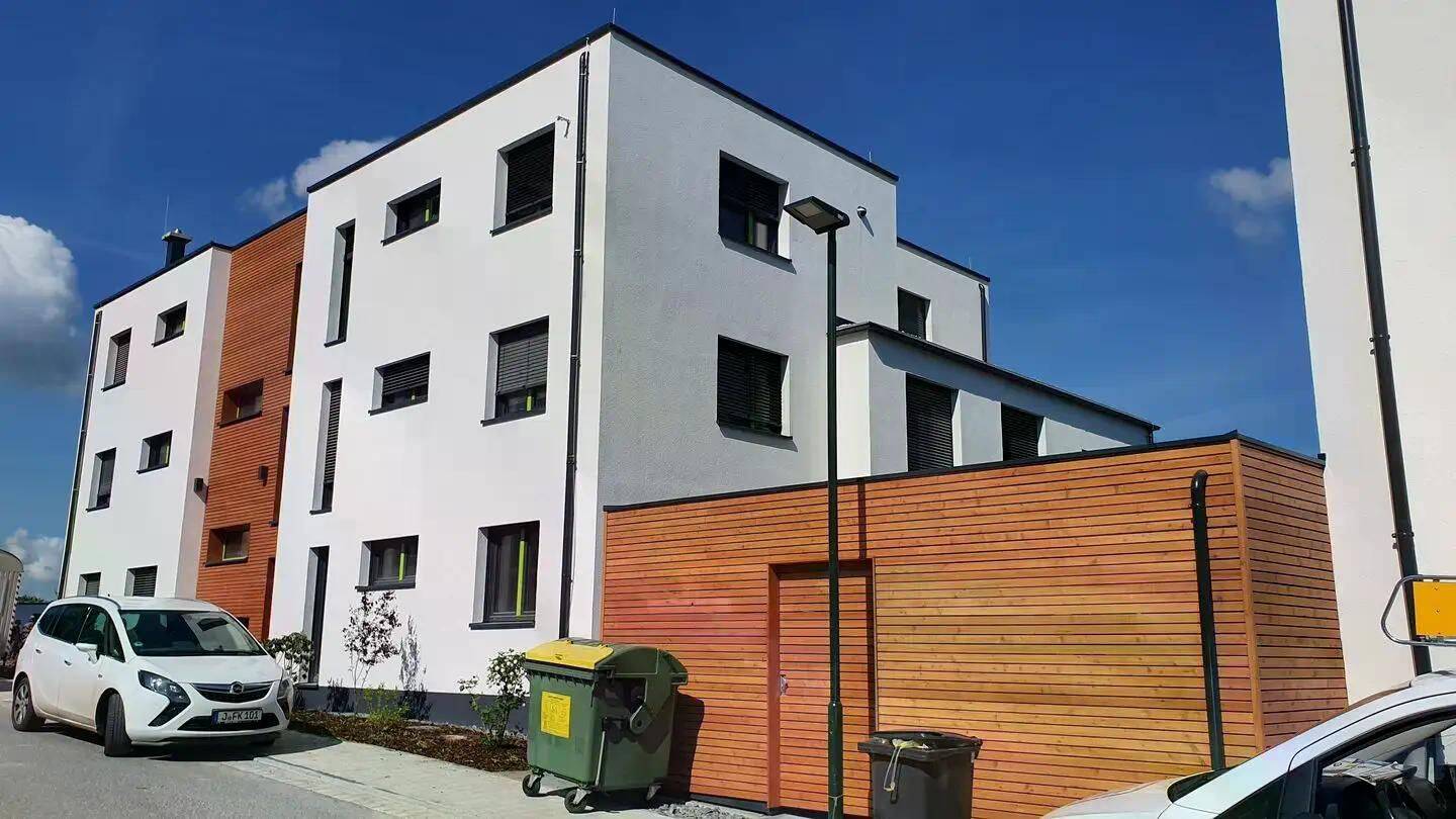 Hochwertige 2 Zimmer Wohnung mit EINBAUKÜCHE und Blick über Jena am Hausberg zu vermieten !