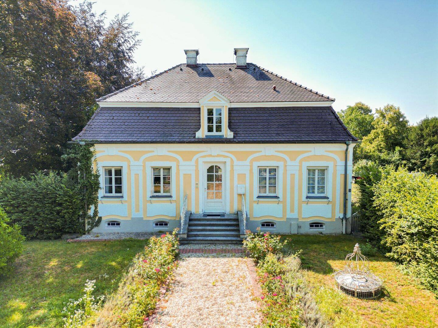 Charmante Stadtvilla mit Einliegerwohnung, Weinkeller & großem Garten, 94550 Künzing