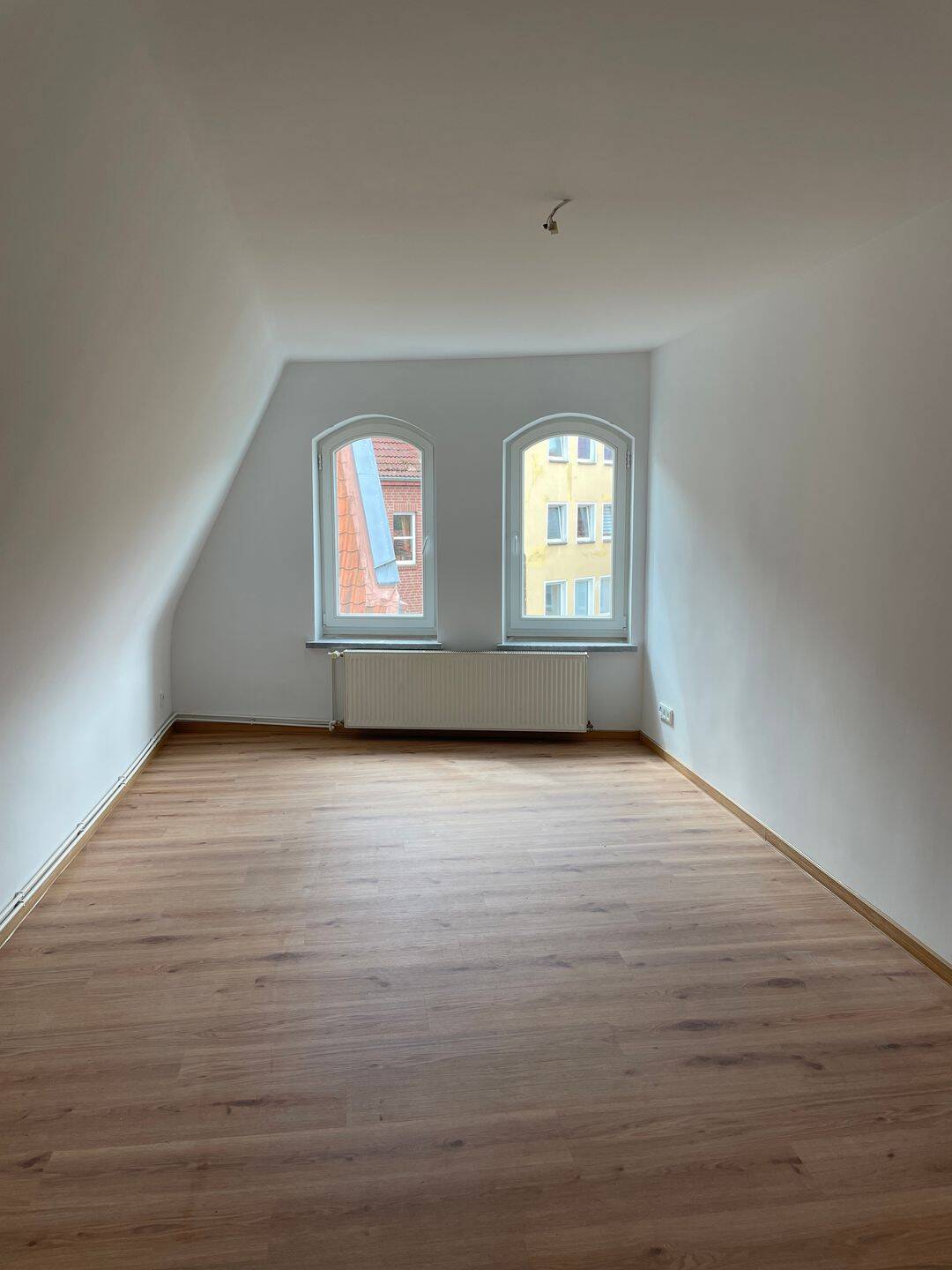 Moderne Dachgeschosswohnung nach Sanierung, 18439 Stralsund