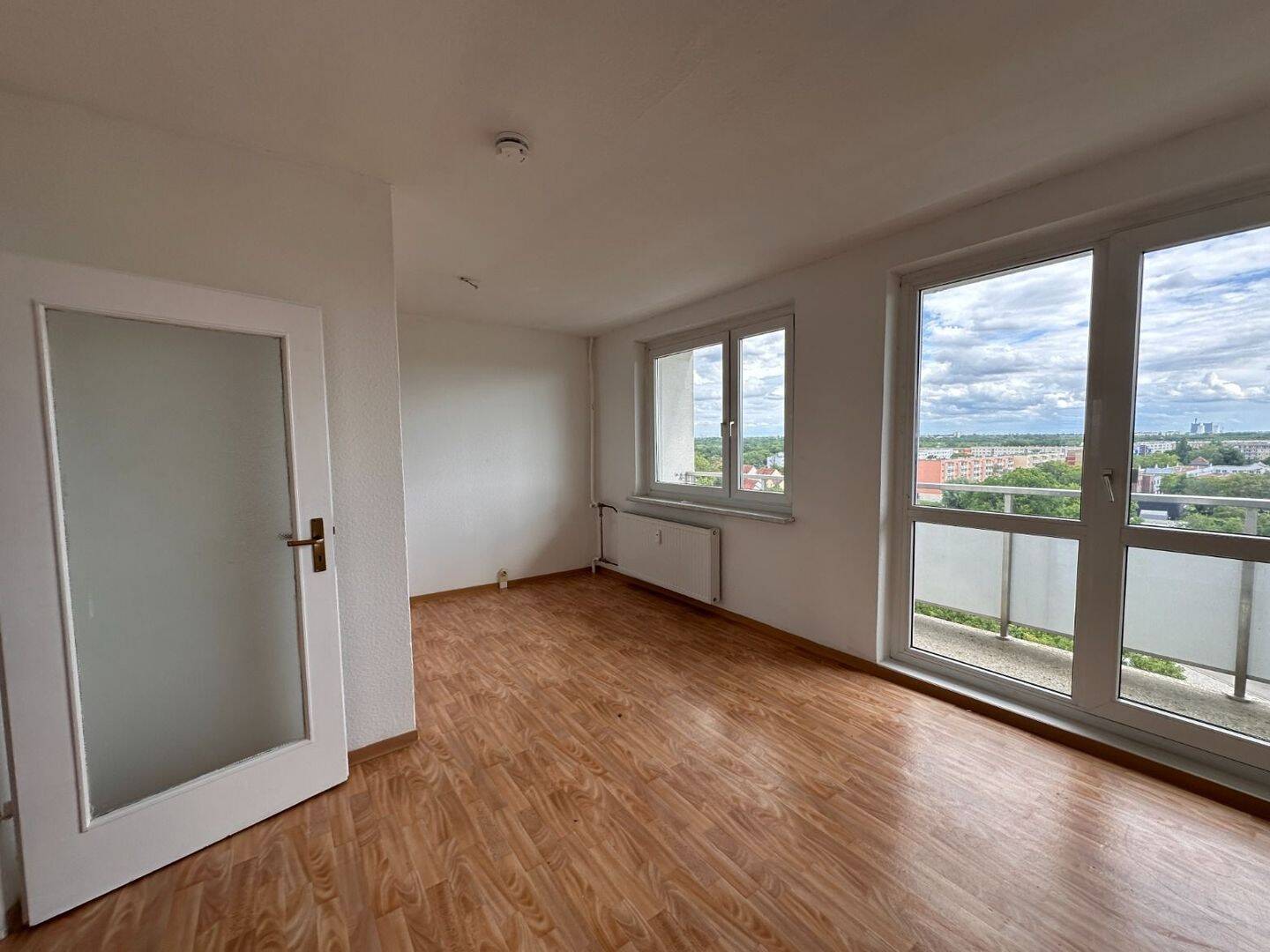 Helle Dachgeschosswohnung mit Balkonblick und Aufzug in Halle (Saale), 6124 Halle (Saale) (Saaleaue Südliche Neustadt Westliche Neustadt)