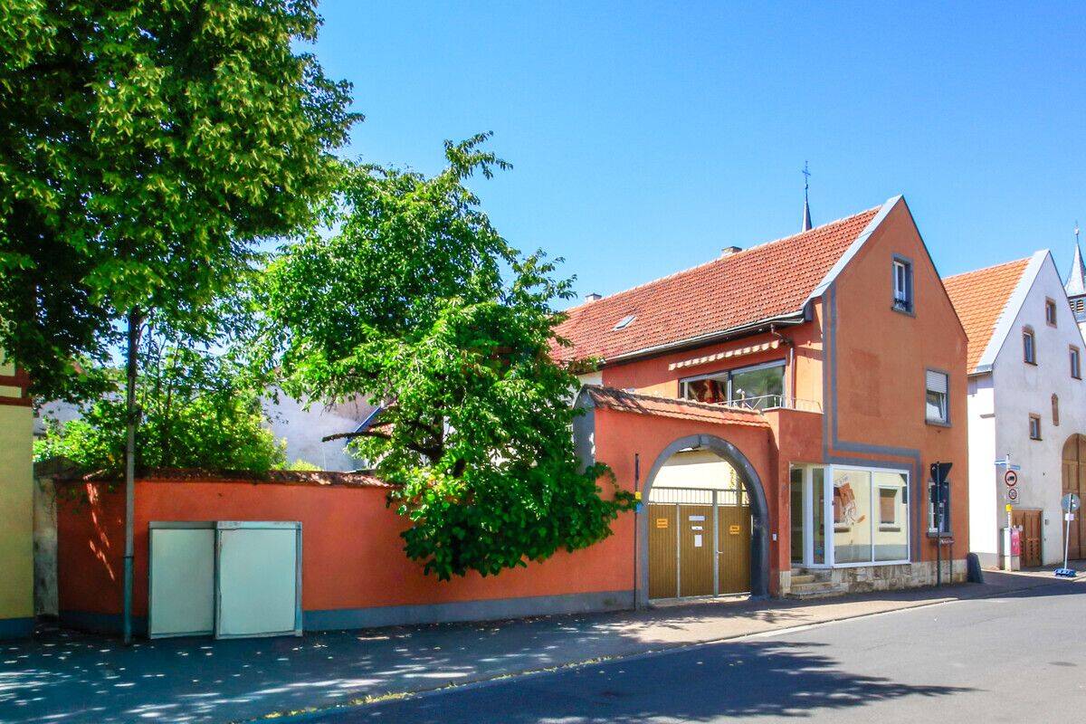 Attraktives Wohn- und Geschäftshaus mit 2 Wohneinheiten, Gewerbeeinheit und 3 Garagen, 67550 Worms (Abenheim Herrnsheim Ibersheim Rheindürkheim)