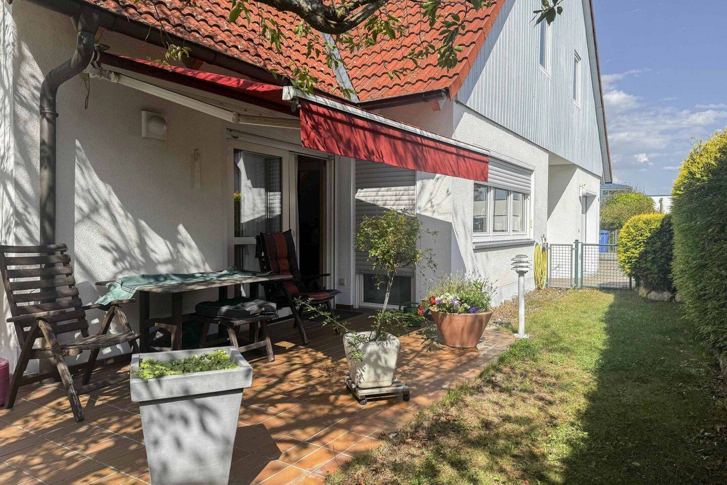 Doppelhaushälfte mit schönem Garten, zwei Terrassen und Garage, 91486 Uehlfeld