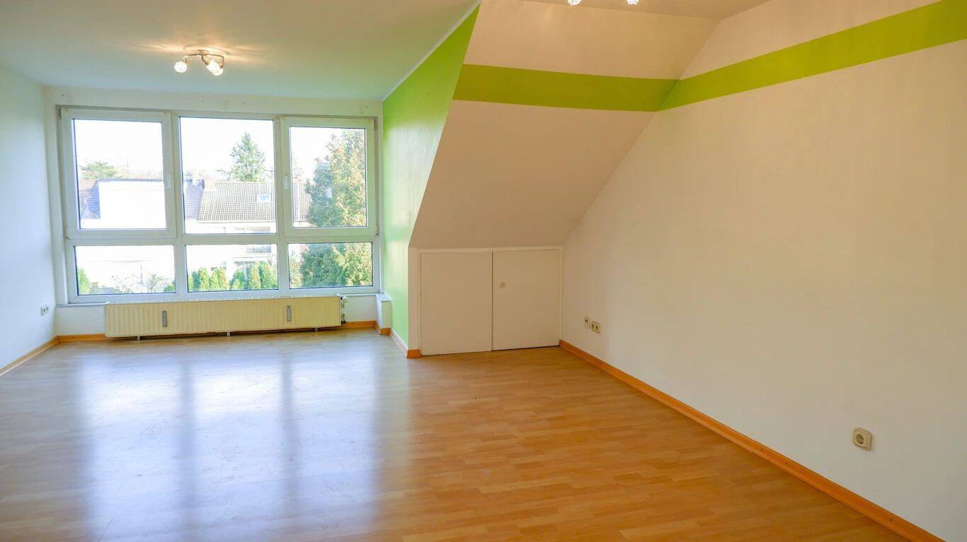 Befristete 2-Zimmer Dachwohnung mit Einbauküche in Longerich!, 50737 Köln (Nippes Longerich Weidenpesch)
