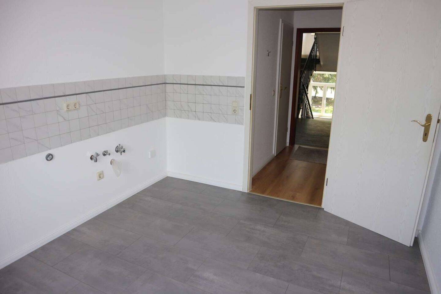 2. OG / Laminat / Bad mit Dusche – ruhige Lage ! Frei ab 1.12.26, 9126 Chemnitz (Altchemnitz Bernsdorf Gablenz Lutherviertel Sonnenberg)
